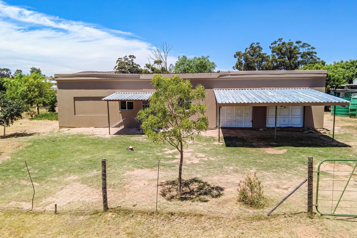 Tranquil Country Cottage with Stream and Bridge in Historic Hooikraal - Photo 5