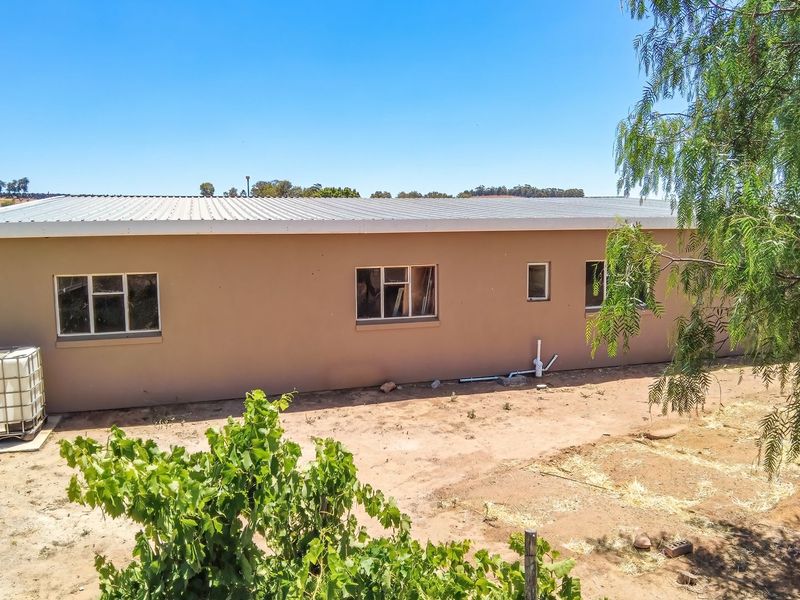 Tranquil Country Cottage with Stream and Bridge in Historic Hooikraal - Photo 10