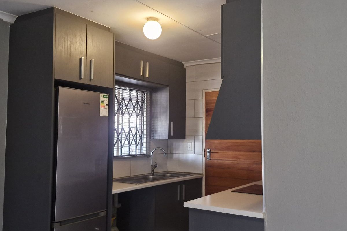 2 BEDROOM HOUSE FOR SALE IN MAHUBE VALLEY FOR R700 000 - Photo 2