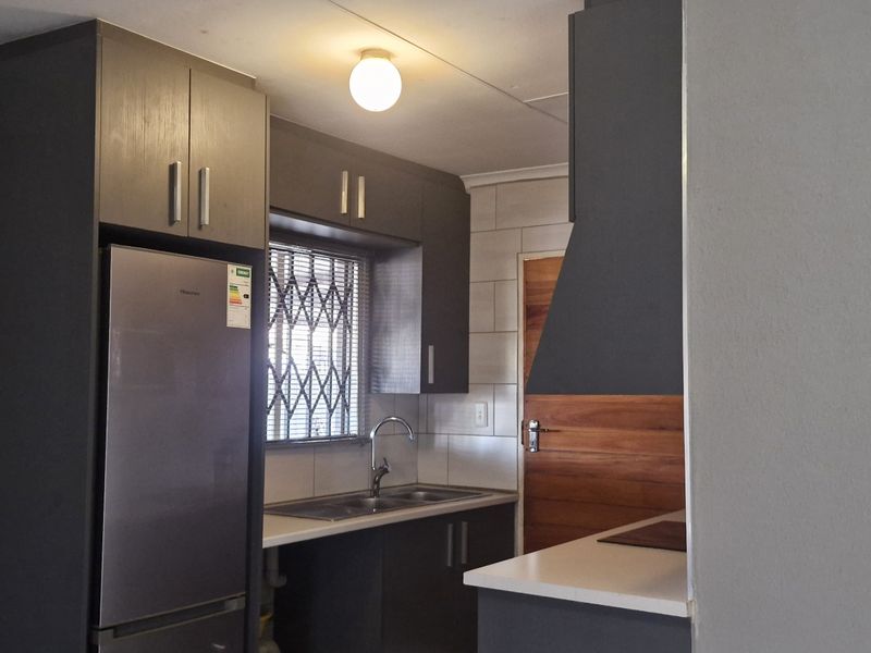 2 BEDROOM HOUSE FOR SALE IN MAHUBE VALLEY FOR R700 000 - Photo 2