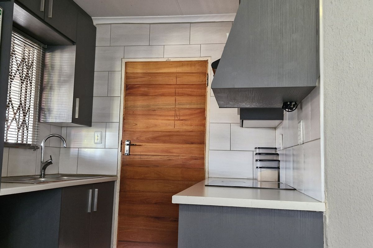 2 BEDROOM HOUSE FOR SALE IN MAHUBE VALLEY FOR R700 000 - Photo 4