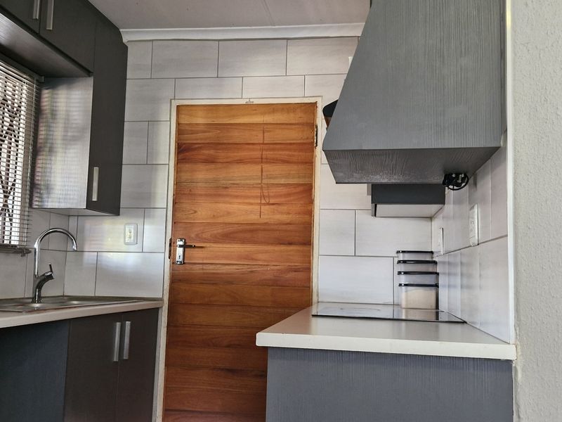 2 BEDROOM HOUSE FOR SALE IN MAHUBE VALLEY FOR R700 000 - Photo 4