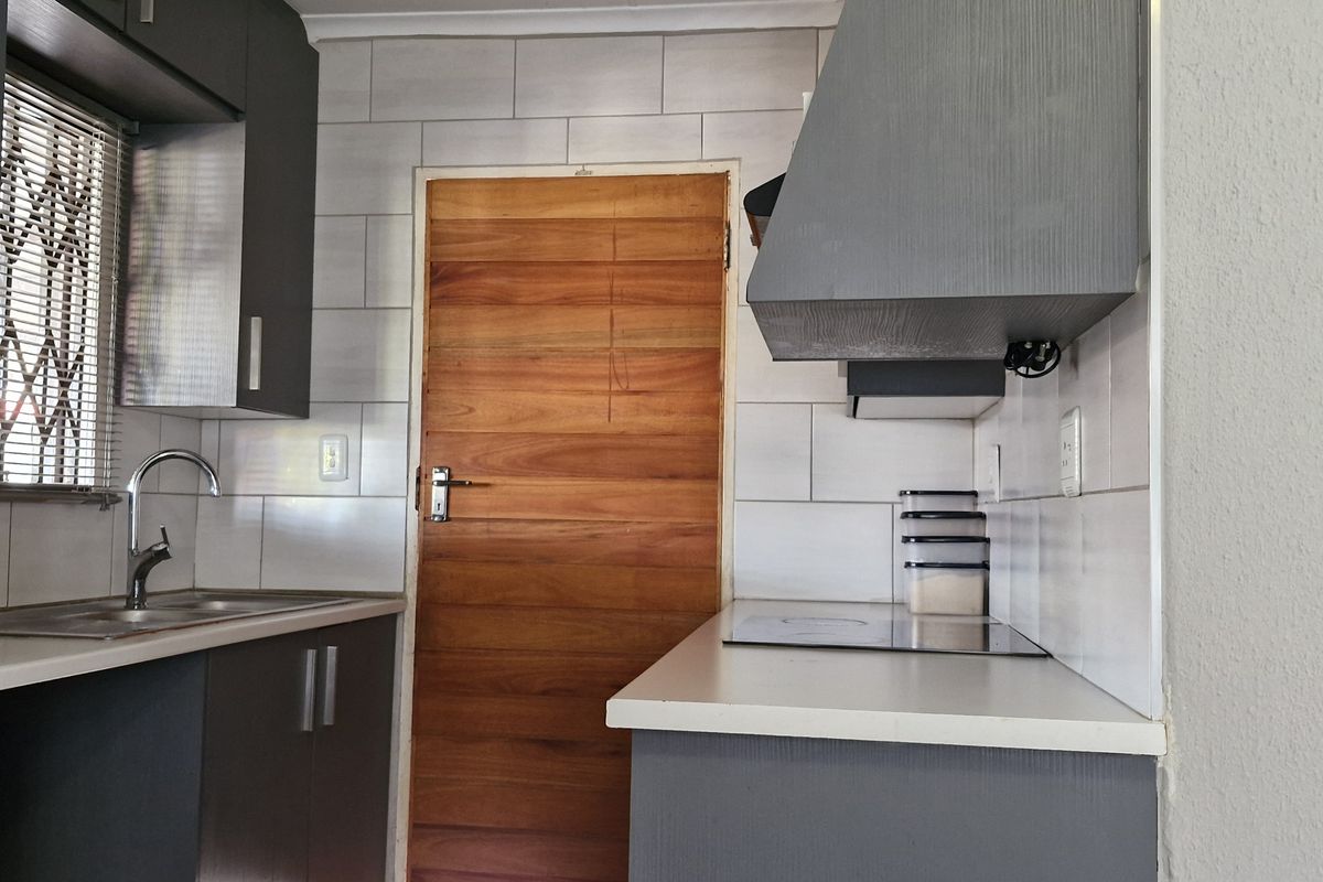 2 BEDROOM HOUSE FOR SALE IN MAHUBE VALLEY FOR R700 000 - Photo 3