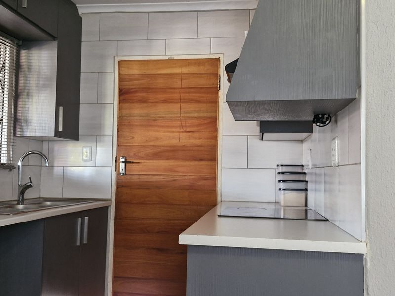 2 BEDROOM HOUSE FOR SALE IN MAHUBE VALLEY FOR R700 000 - Photo 3