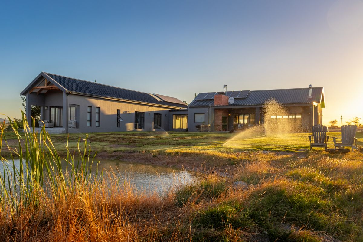 EQUESTRIAN ESTATE AT THE FOOTHILLS OF PAARL ROCK MOUNTAIN - Photo 3