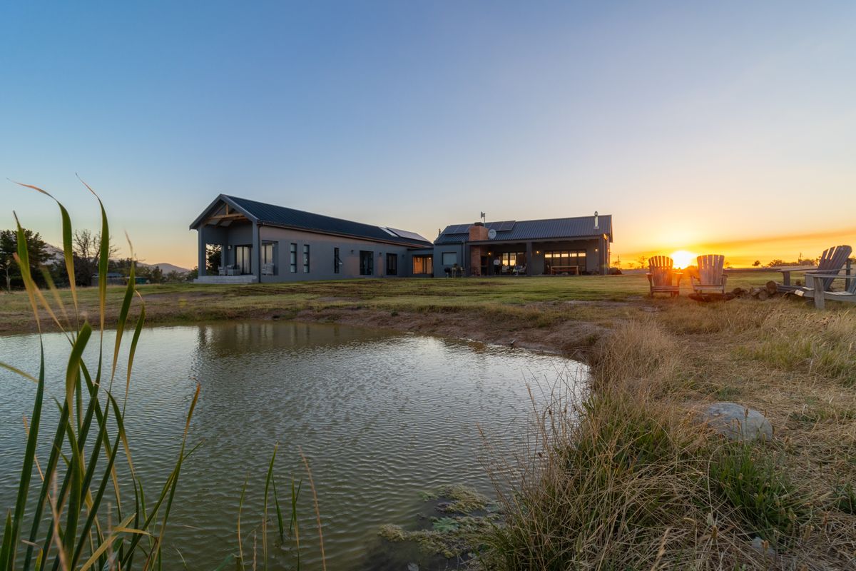 EQUESTRIAN ESTATE AT THE FOOTHILLS OF PAARL ROCK MOUNTAIN - Photo 2