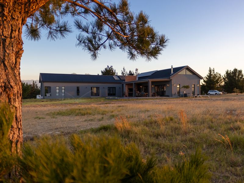 EQUESTRIAN ESTATE AT THE FOOTHILLS OF PAARL ROCK MOUNTAIN - Photo 7