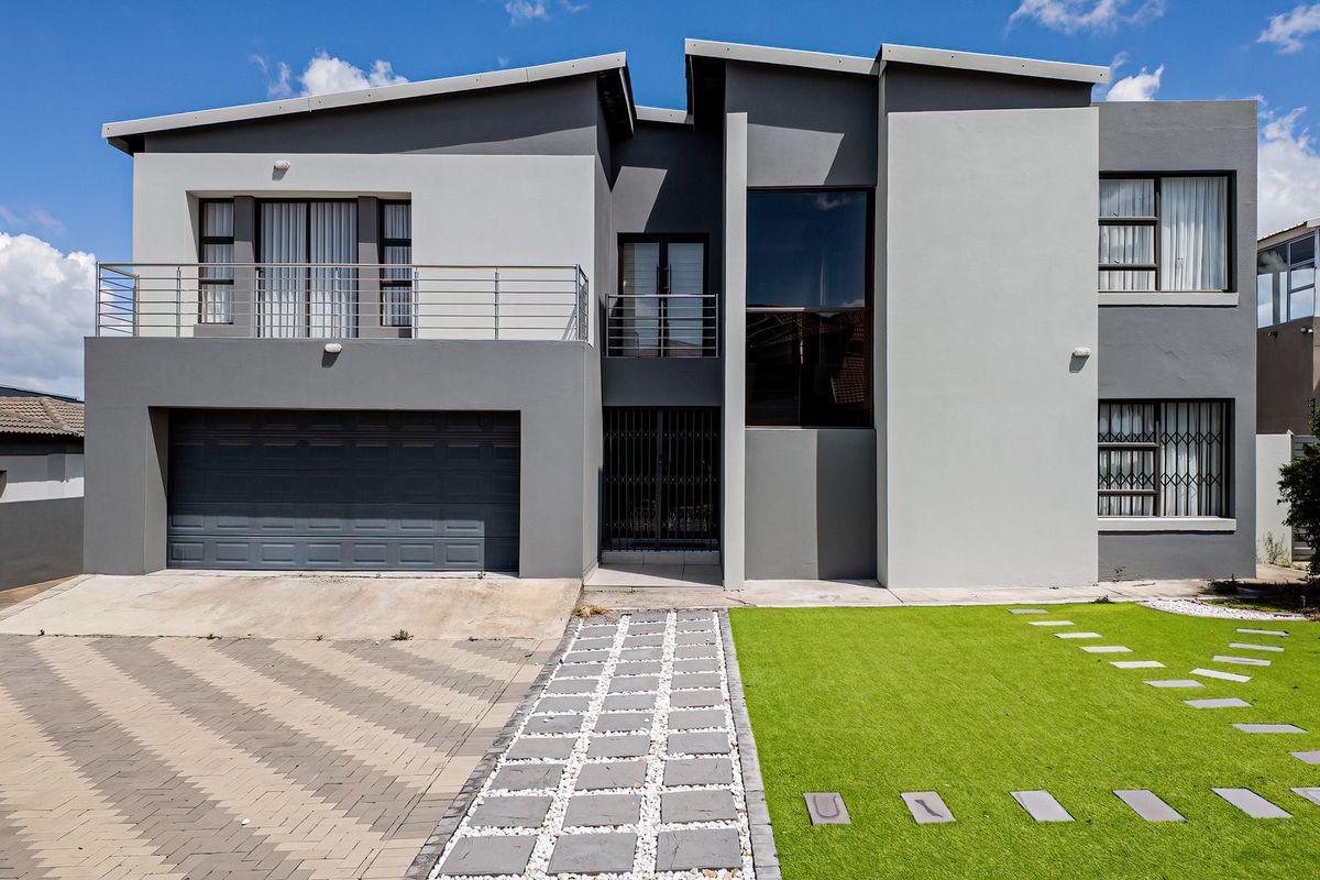 A 4 Bedroom en suite House - Photo 2