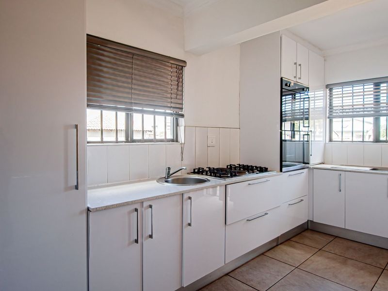 A 4 Bedroom en suite House - Photo 7