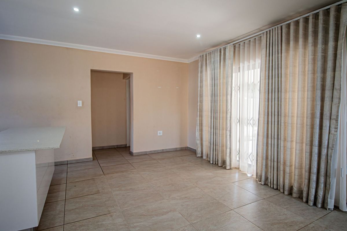 A 4 Bedroom en suite House - Photo 4