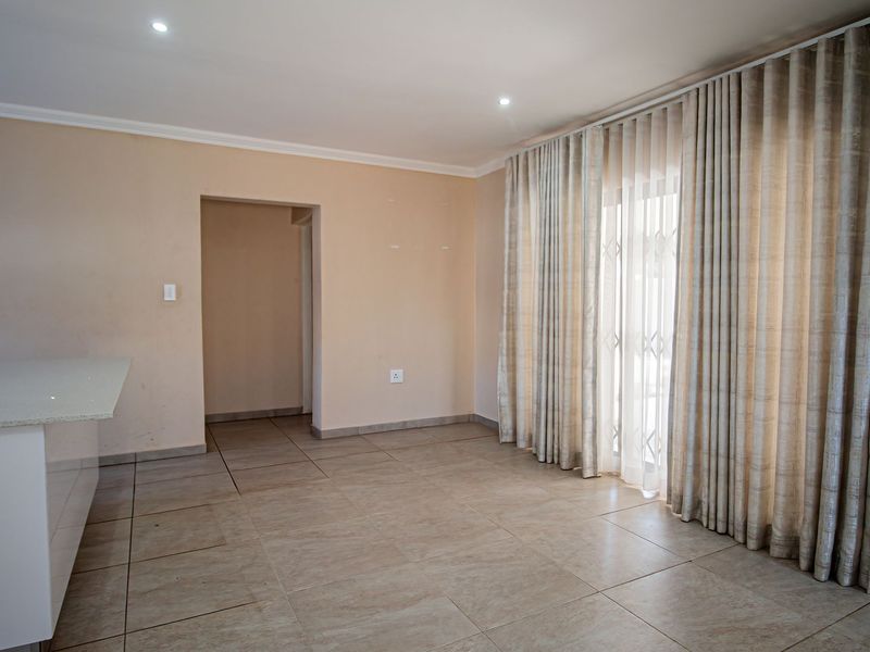 A 4 Bedroom en suite House - Photo 4