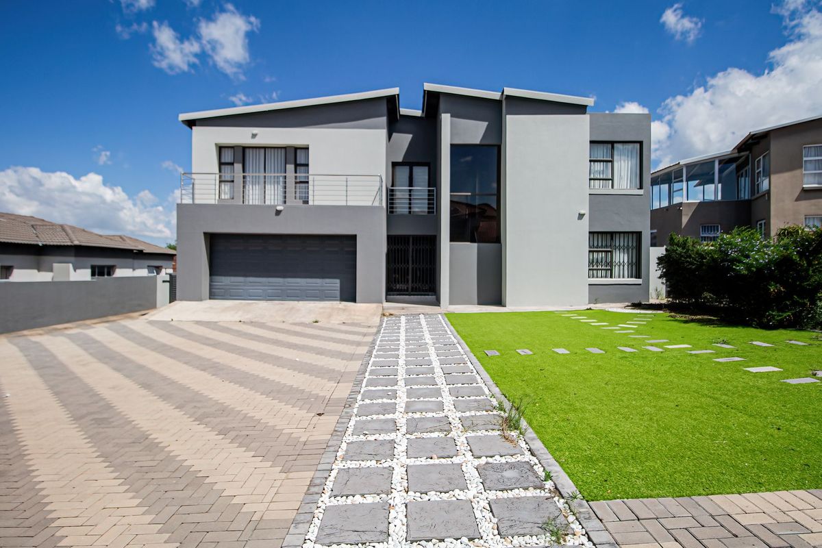 A 4 Bedroom en suite House - Photo 3