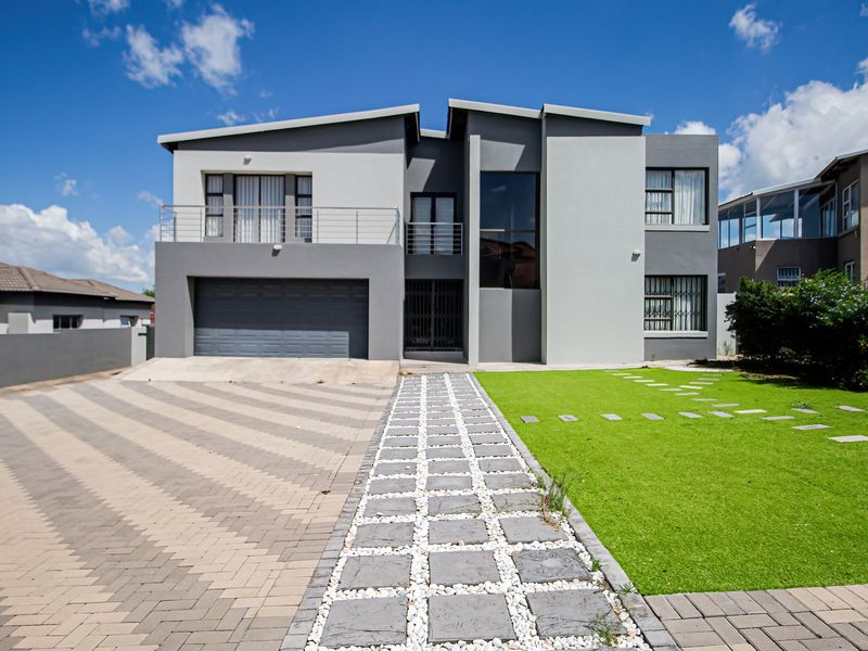 A 4 Bedroom en suite House - Photo 3