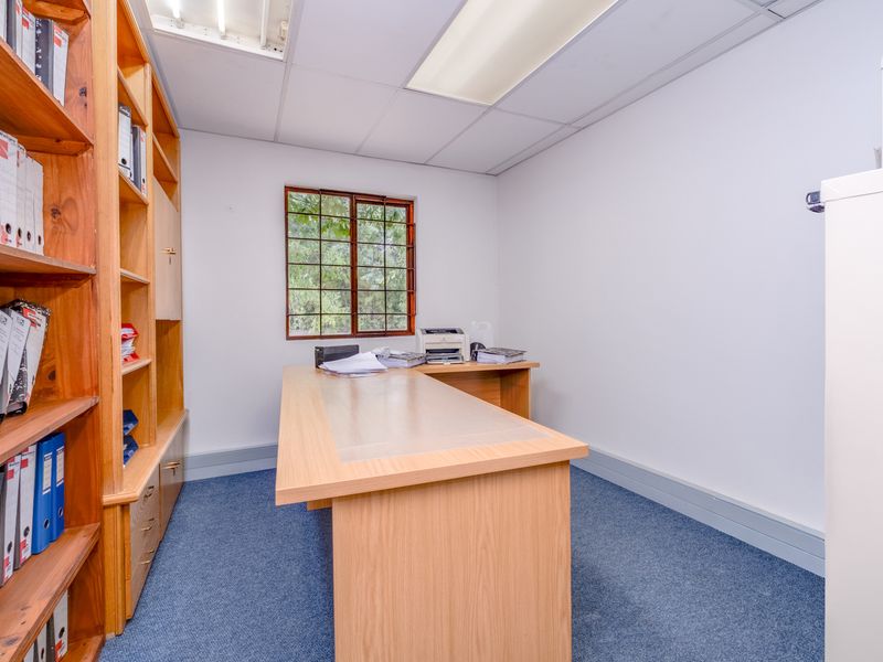 Prime office's or student accommodation in the heart of Ferndale. - Photo 5