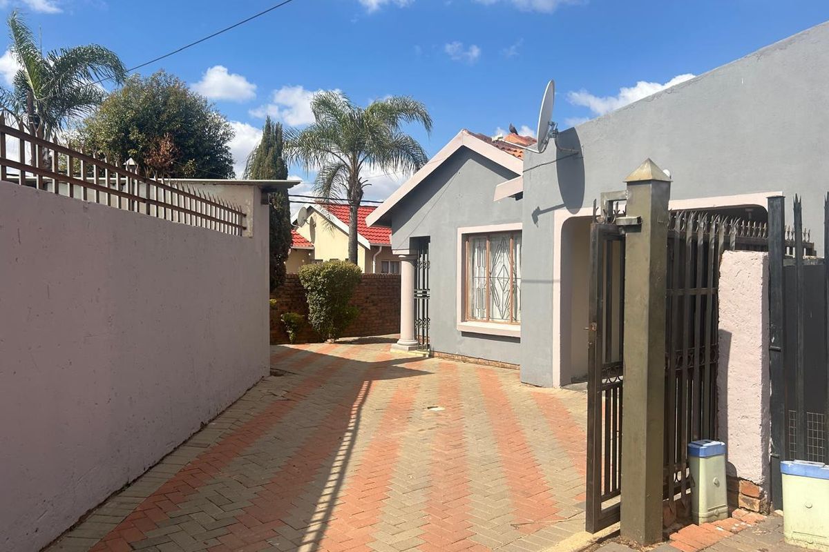 Beautiful 3-Bedroom Home for Sale in Mahube Valley, Mamelodi East - Photo 2