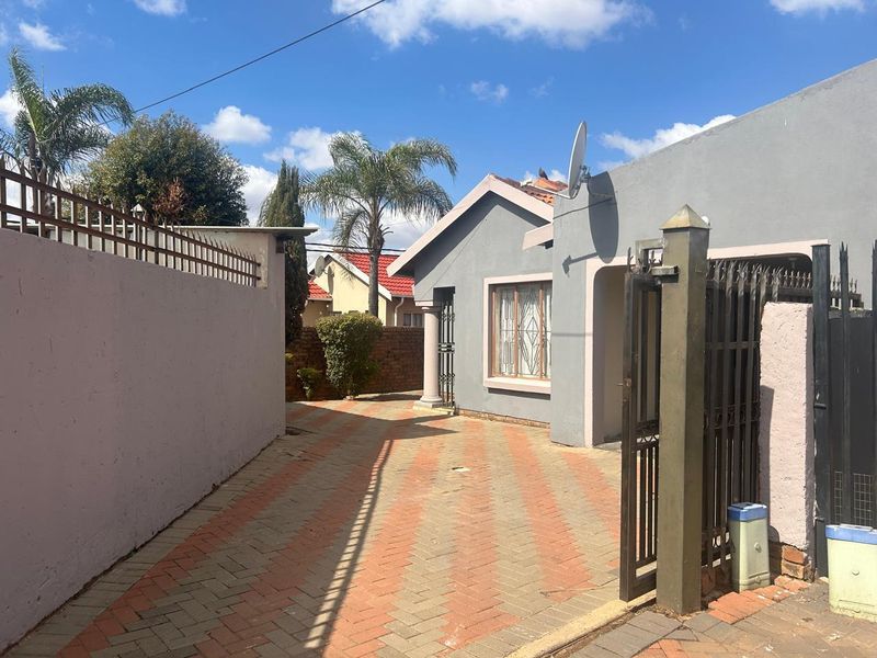 Beautiful 3-Bedroom Home for Sale in Mahube Valley, Mamelodi East - Photo 2