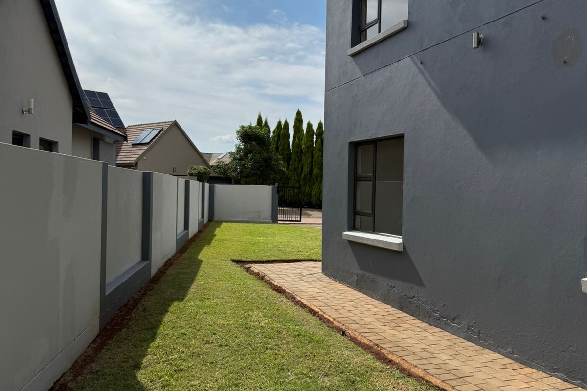 Elegant Family Home in Secure Estate – Melodie, Hartbeespoort - Photo 2