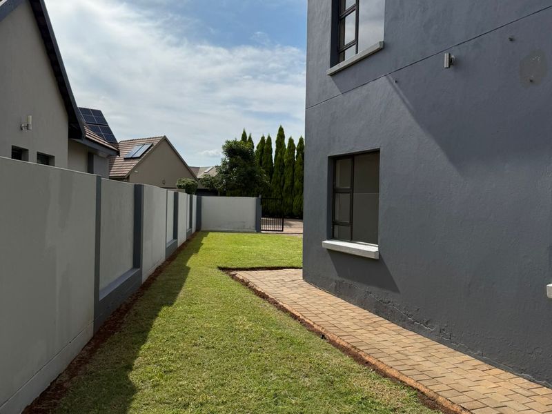 Elegant Family Home in Secure Estate – Melodie, Hartbeespoort - Photo 2