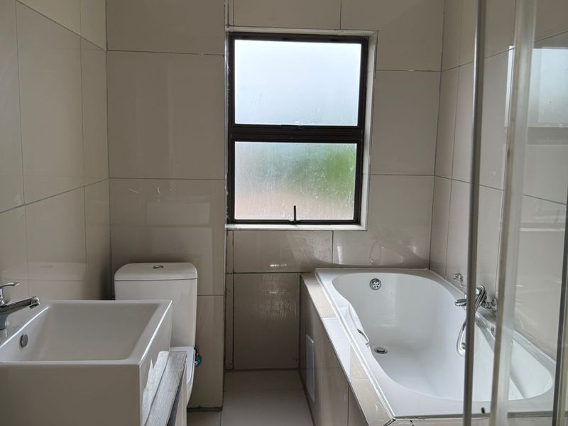 Elegant Family Home in Secure Estate – Melodie, Hartbeespoort - Photo 8