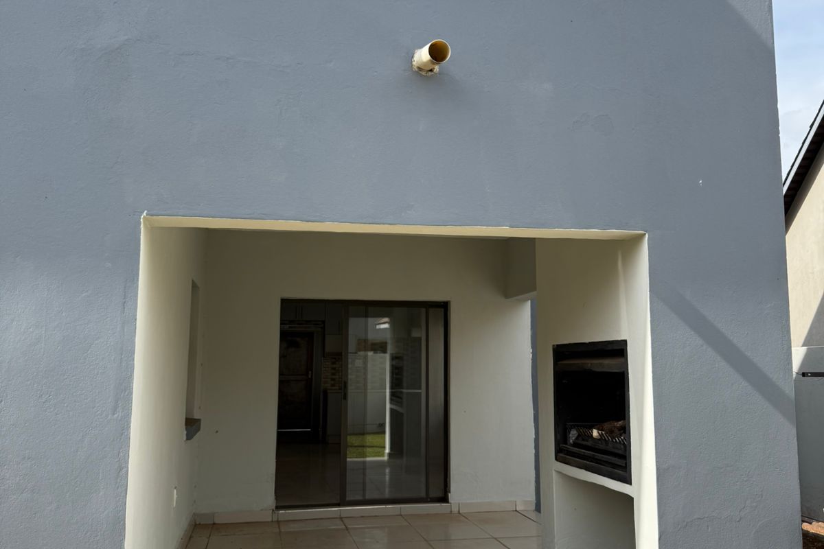 Elegant Family Home in Secure Estate – Melodie, Hartbeespoort - Photo 4