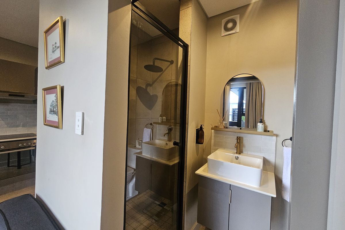 Modern 1-Bedroom Apartment with Skyline Views in the Heart of Sandton - Photo 5