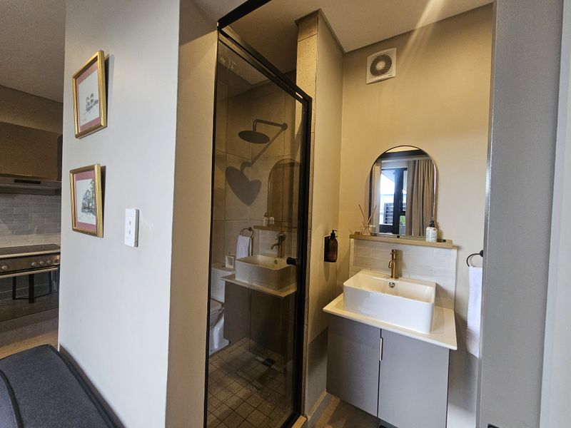 Modern 1-Bedroom Apartment with Skyline Views in the Heart of Sandton - Photo 5