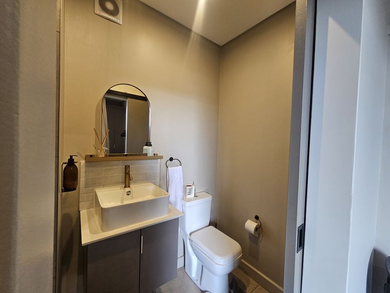 Modern 1-Bedroom Apartment with Skyline Views in the Heart of Sandton - Photo 7