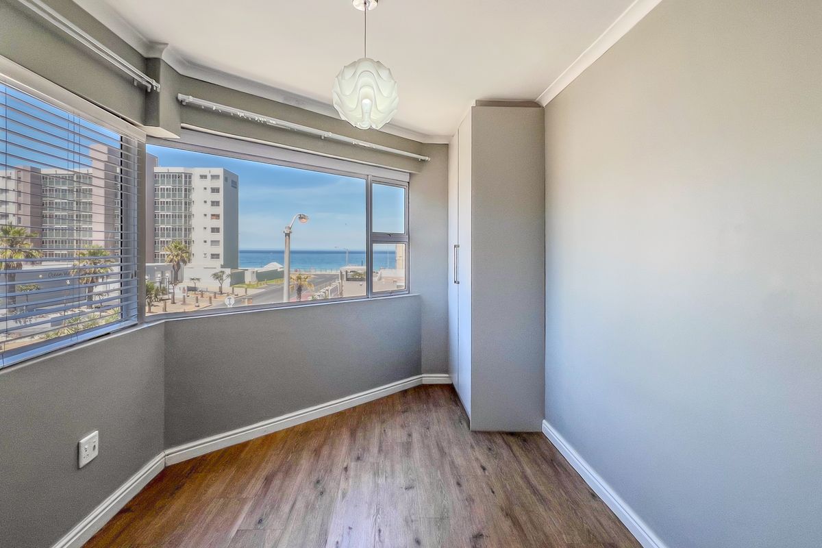 Ultra modern apartment with stunning ocean views - Photo 4