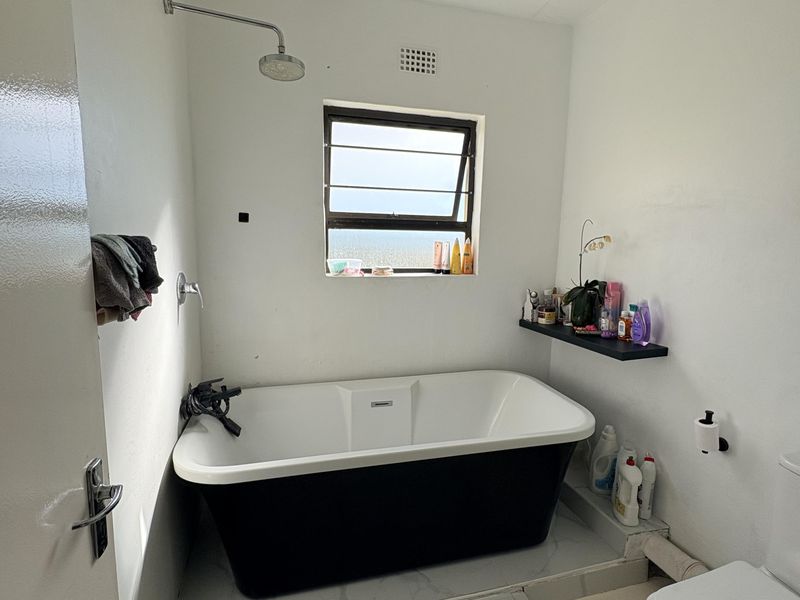 Newly refurbished ground floor unit - Photo 9