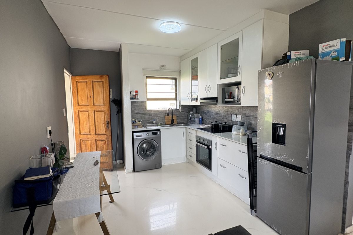 Newly refurbished ground floor unit - Photo 2