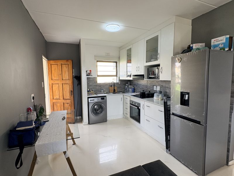 Newly refurbished ground floor unit - Photo 2