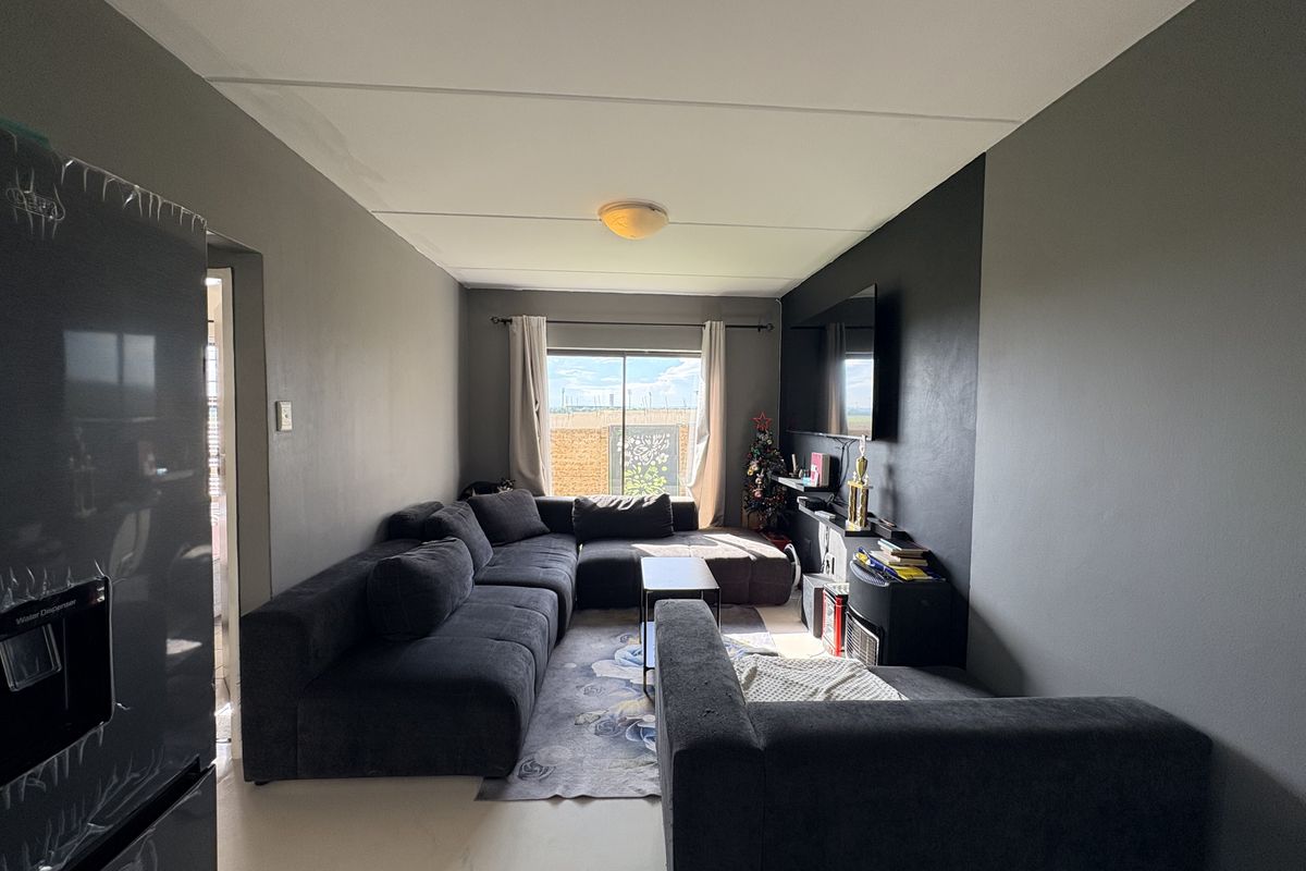 Newly refurbished ground floor unit - Photo 3