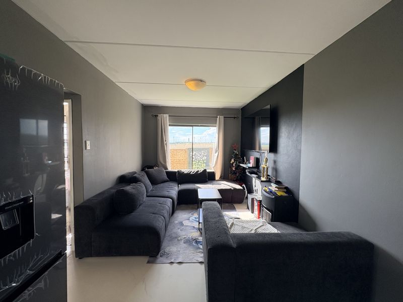 Newly refurbished ground floor unit - Photo 3