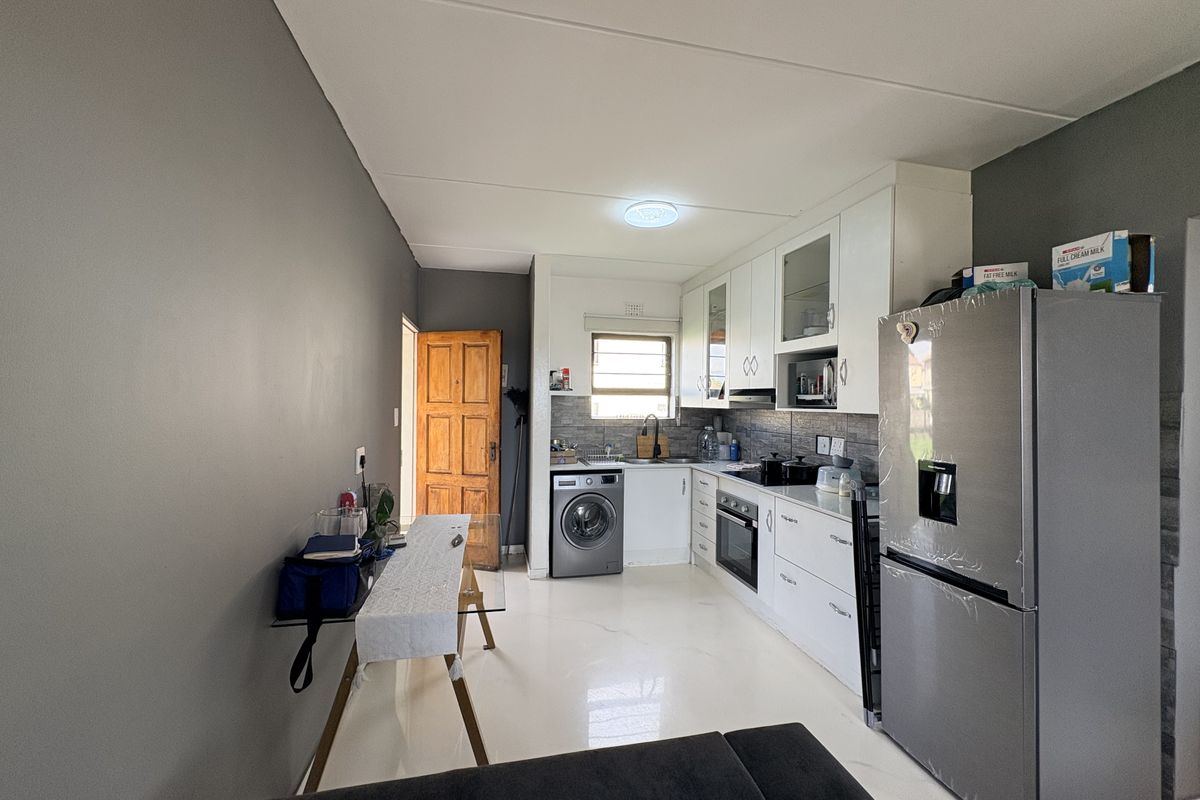 Newly refurbished ground floor unit - Photo 5