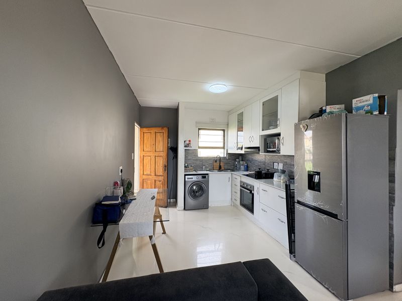 Newly refurbished ground floor unit - Photo 5