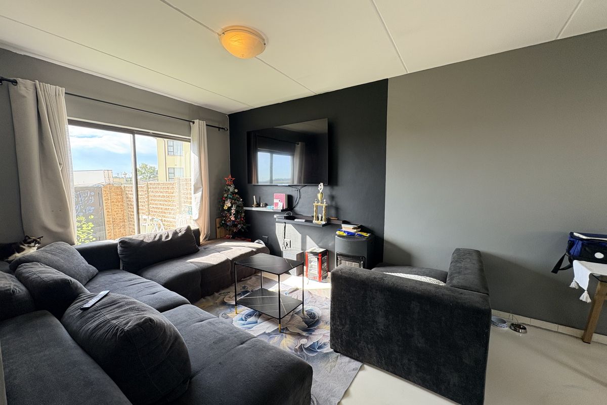 Newly refurbished ground floor unit - Photo 4