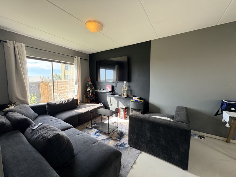 Newly refurbished ground floor unit - Photo 4