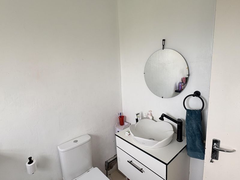 Newly refurbished ground floor unit - Photo 10