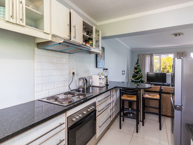 Two Bedroom, Two toilet with garage, parking bay and  a store room in the heart of Kenilworth Upper - Photo 6