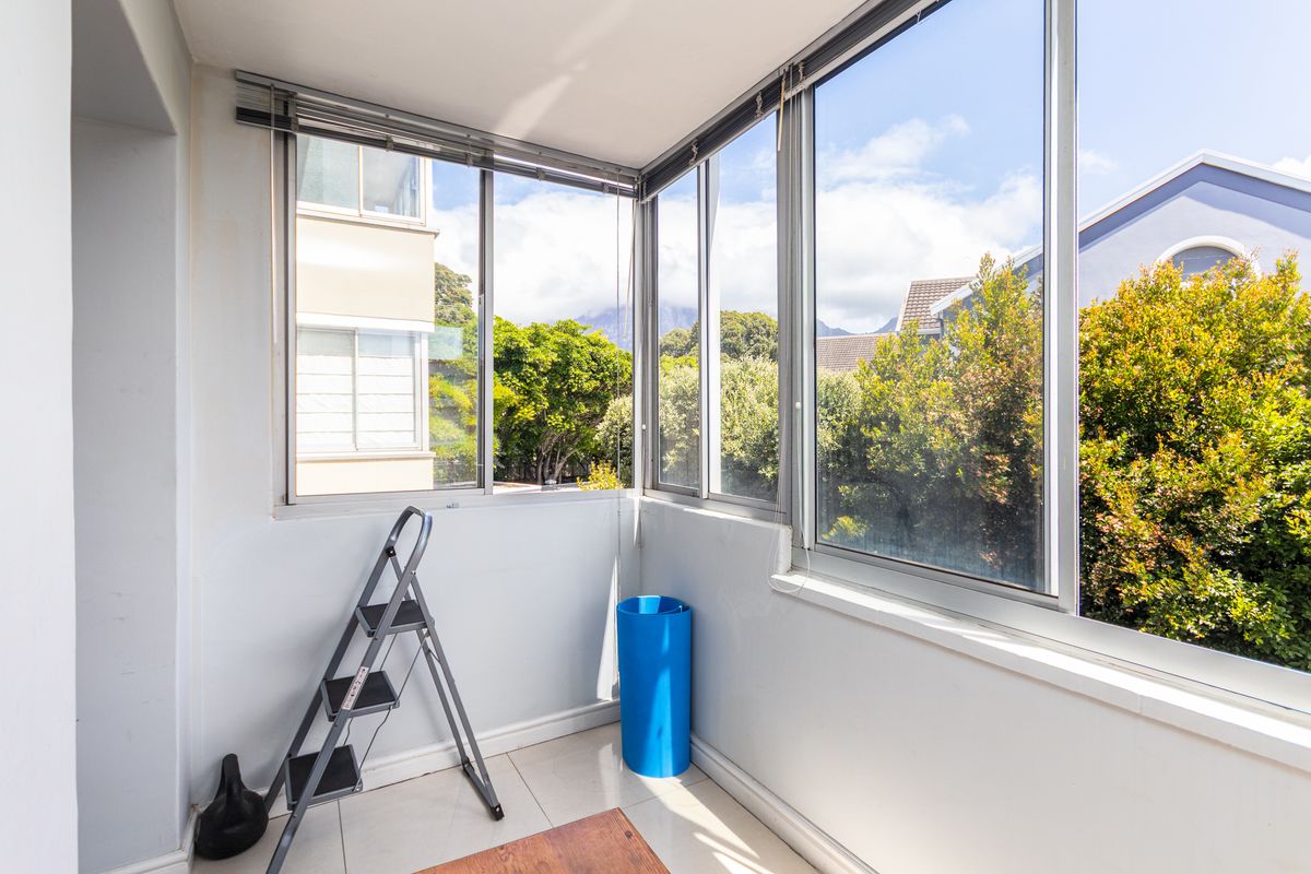 Two Bedroom, Two toilet with garage, parking bay and  a store room in the heart of Kenilworth Upper - Photo 4