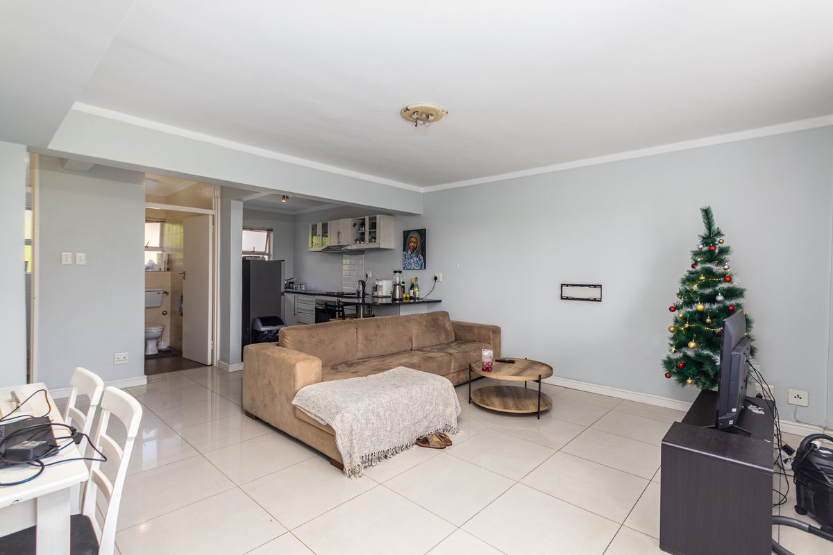 Two Bedroom, Two toilet with garage, parking bay and  a store room in the heart of Kenilworth Upper - Photo 3