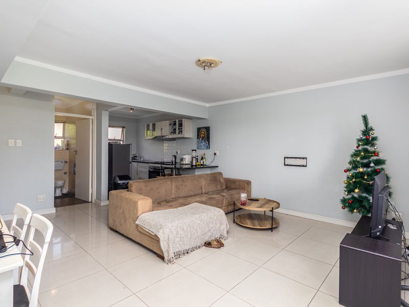 Two Bedroom, Two toilet with garage, parking bay and  a store room in the heart of Kenilworth Upper - Photo 3