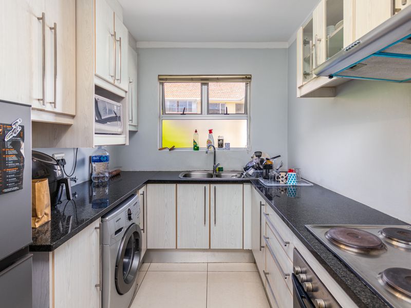 Two Bedroom, Two toilet with garage, parking bay and  a store room in the heart of Kenilworth Upper - Photo 5