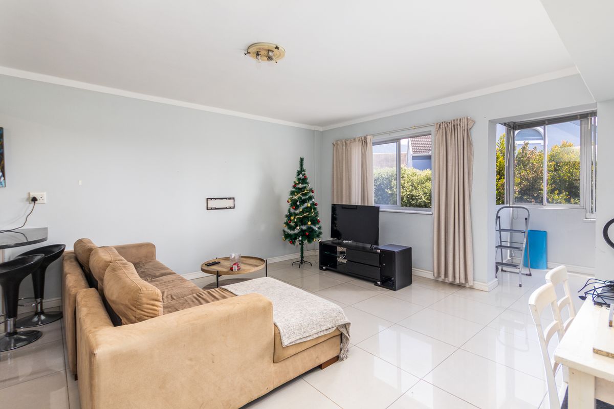 Two Bedroom, Two toilet with garage, parking bay and  a store room in the heart of Kenilworth Upper - Photo 2