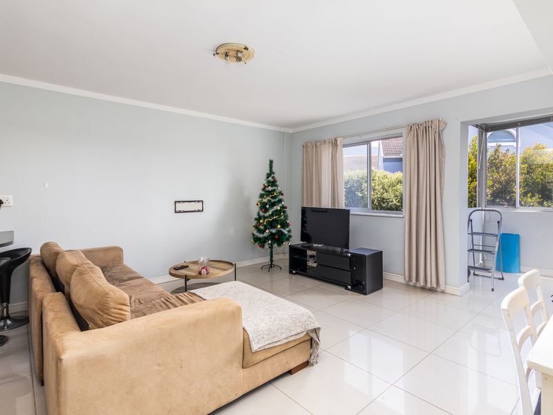 Two Bedroom, Two toilet with garage, parking bay and  a store room in the heart of Kenilworth Upper - Photo 2