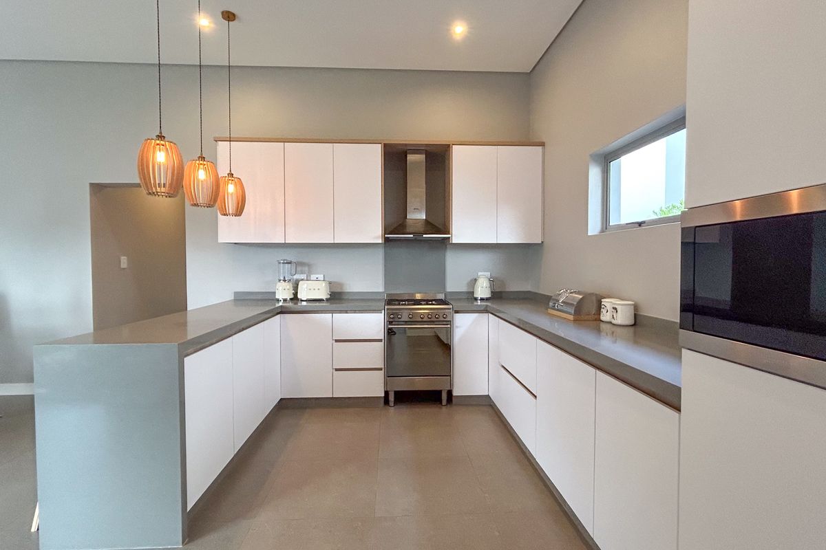 Stunning 4-Bedroom Family Home in Secure Palm Lakes Estate - Photo 4