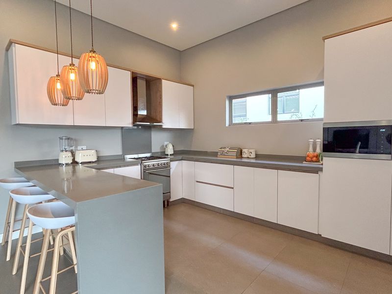 Stunning 4-Bedroom Family Home in Secure Palm Lakes Estate - Photo 5