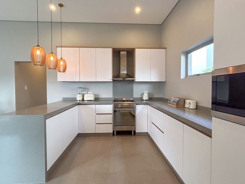 Stunning 4-Bedroom Family Home in Secure Palm Lakes Estate - Photo 6