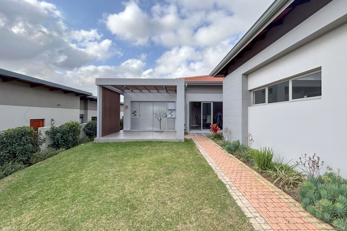 Stunning 4-Bedroom Family Home in Secure Palm Lakes Estate - Photo 3