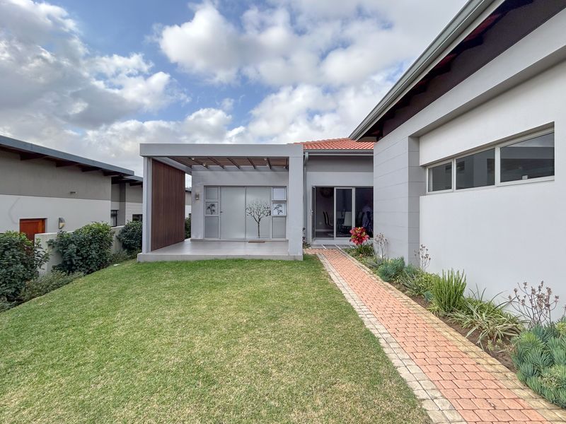 Stunning 4-Bedroom Family Home in Secure Palm Lakes Estate - Photo 3